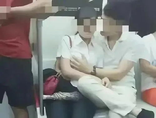 地铁里情侣激情相吻摸胸,女子陶醉闭着眼睛,网友有些辣眼
