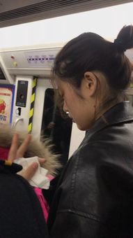 大爷地铁上昏迷年轻女孩跪地做人工呼吸2