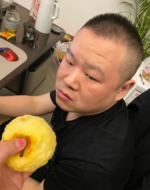 岳云鹏大女儿蹲路边吃野草,手涂红色指甲动作优雅,表情像极爸爸