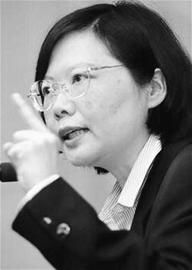 民进党主席蔡英文从乖巧富二代到暴力绿巨人