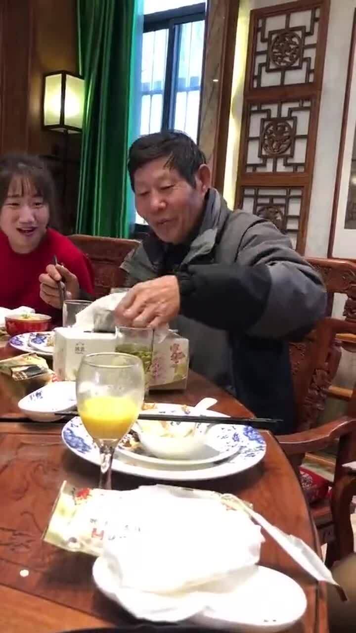 一家人出门吃饭,老爸从抽纸盒抽出一堆钱,旁边姐姐的表情亮了