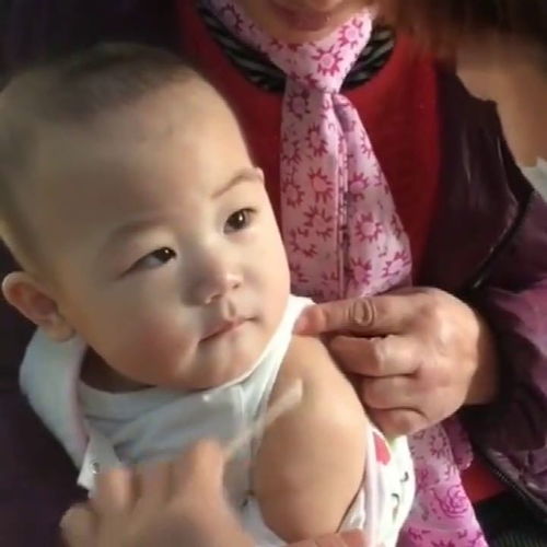 萌宝第一次打针,面无表情的样子太酷了,甚至打完后还回味了起来