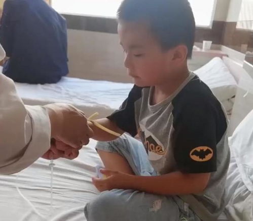 云南一小男孩打针时强忍疼痛,憋出各种夸张表情包,结局引人爆笑