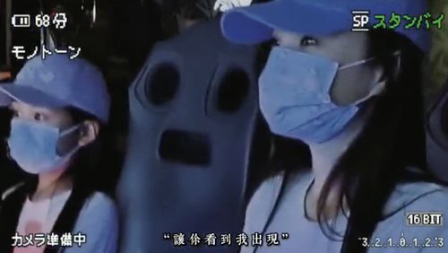 李小璐晒视频把甜馨亲成表情包,母女同款发型穿搭,像俄罗斯套娃
