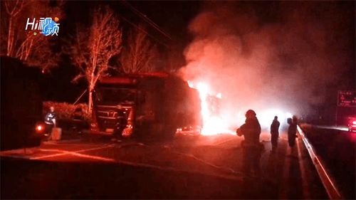 hi视频山东威海午夜满载纸皮半挂车起火,消防员紧急救援