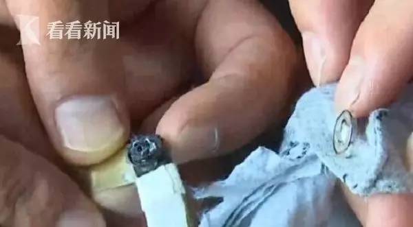 表情和坐姿出卖了他一男子驾考作弊被抓衣服内别有洞天
