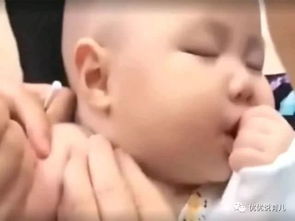 宝妈带八个月宝宝去打疫苗,打针前宝宝呼呼大睡,打完后表情太萌