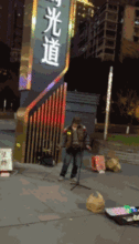 大鹏当街乞讨卖唱表情自然毫无偶像包袱,路人却不搭理他