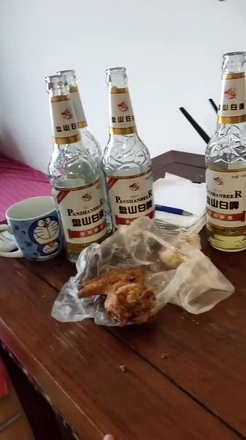 一人一盘花生米,四瓶啤酒喝多了