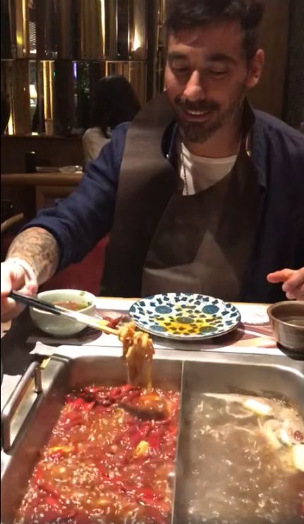 怕不辣拉维奇海底捞涮肉吃一大口肉掉一辣椒筷子夹住往嘴里送