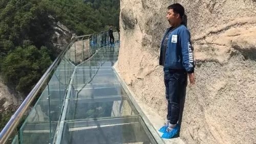比张家界玻璃栈道恐怖10000倍全球最长的悬跨式玻璃索桥,这次又双叒叕要火了...