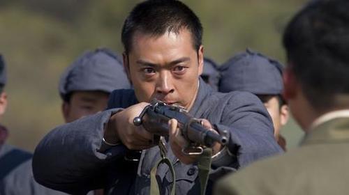 娱乐圈他拍戏被意外炸失明,患上抑郁多次轻生,如今成这般模样
