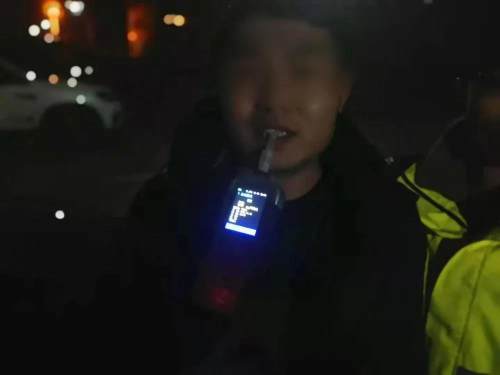 榆林一男子酒驾闯卡逃跑被查,变身戏精称太阳膜黑没看见