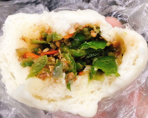 天还没亮就来排队,只为一口鸡汁鲜肉包