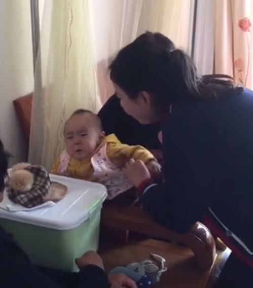 妈妈给宝宝断奶消失一周,宝宝见到妈妈,十几秒出现多种表情