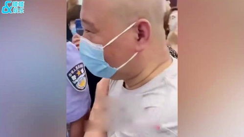 郭德纲现身医院接种疫苗,打针时显紧张不敢看,表情太好笑
