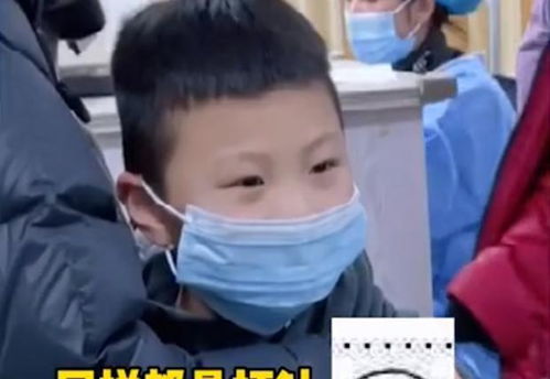 江苏一女子冬天穿打针服接种疫苗医护直夸,一旁男孩表情亮了