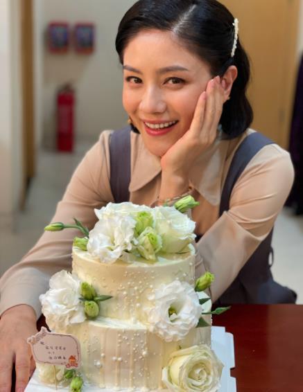 45岁胡可晒庆生照,小鱼儿抱玩偶表情搞怪,安吉和妈妈比v默契十足