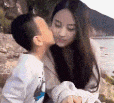 搞笑gif段子发现有人占了他的座位