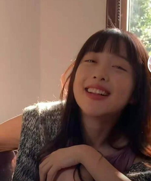 女网红模仿雪莉吸粉,表情服饰如出一辙,拍视频脸都笑僵了2