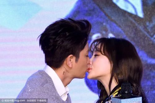 他俩这是亲上了这波营业用力过猛了吗