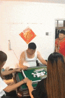 搞笑gif哥们,看你这表情,对媳妇不是很满意