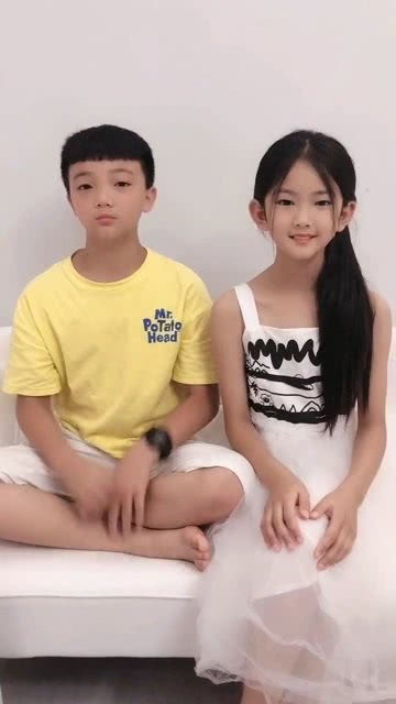 哥哥这小表情好不情愿哦