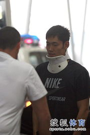 男篮等待登机表情严肃张庆鹏戴颈托现身