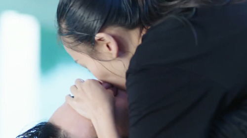 警花给兽医做人工呼吸一旁警犬的表情亮了,最后结局太搞笑