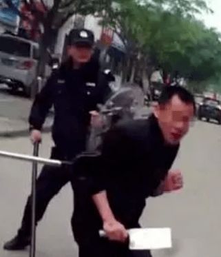 通报枣庄一地某饭店门口,1男子持刀k人...