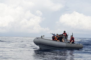 美国航母战舰继续在南海训练士兵表情轻松