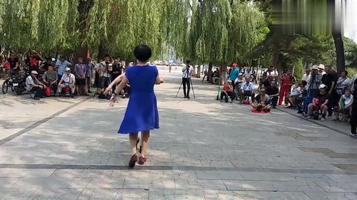 广场舞,跳舞的大姐嗨起来谁都拦不住,注意表情