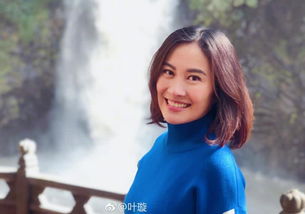 叶璇被某商场董事长逼着喝酒,多次拒绝后对方开骂,她站起来就走