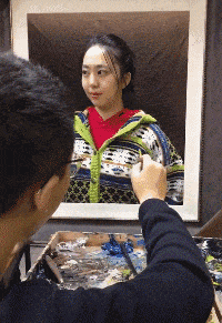 搞笑gif妹子表情可爱还会说唇语,谁知道她在说什么呢