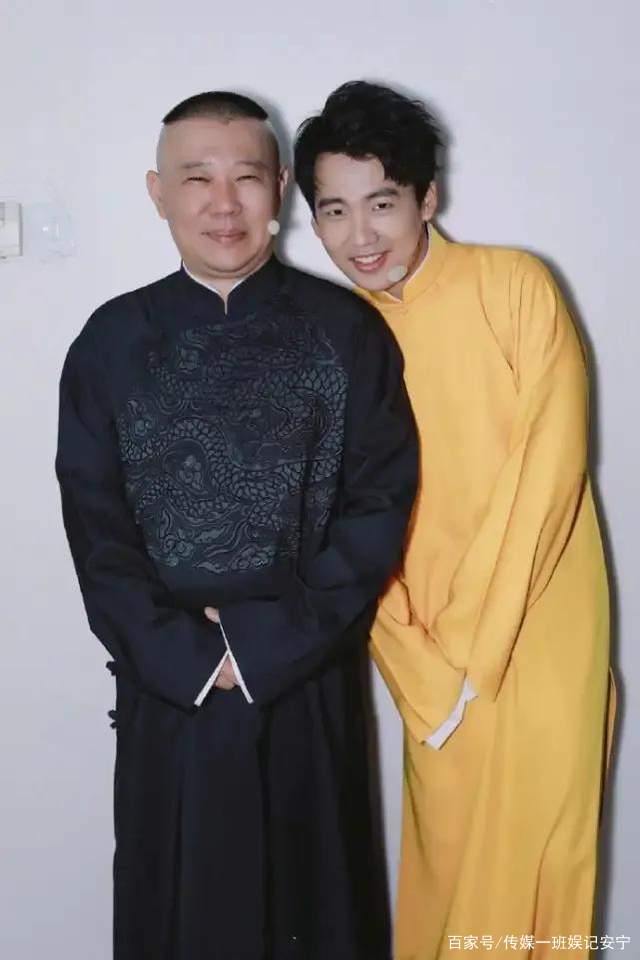 郭德纲罕见晒2个儿子合照,配文看似严肃,小表情泄露了他的心声