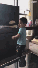 子承父业小鱼儿跟沙溢学葵花点穴手可爱爆棚图