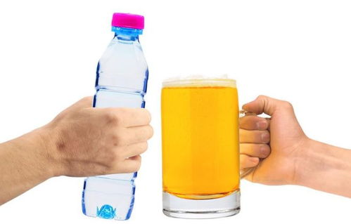 喝得下十二瓶啤酒的年轻人,却喝不了六瓶矿泉水