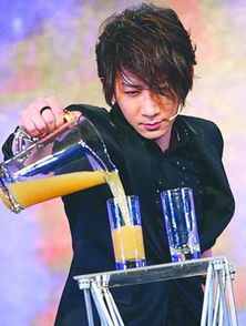 芭莎慈善夜范冰冰轻揽李冰冰显尴尬表情不自然