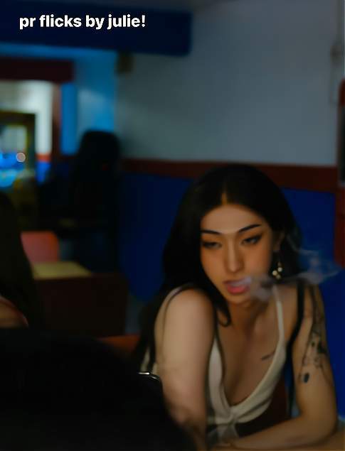 伊能静儿子再穿深v装,吞云吐雾尽显妩媚,与外国辣妹合照似姐妹