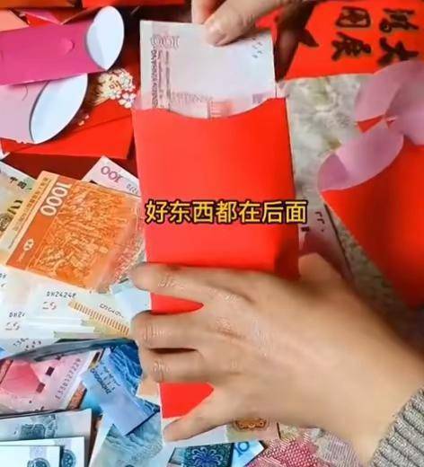 广东一萌娃收到上百个红包,妈妈拆得手软,拆开后金额让人很意外