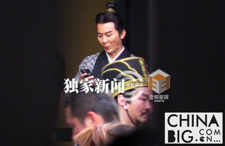吴秀波席地而坐面容疲倦李晨拍戏大嘴张合搞怪6