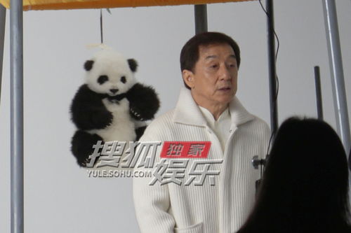 成龙影棚拍视频穿着毛衣在热气球里唱歌表情陶醉