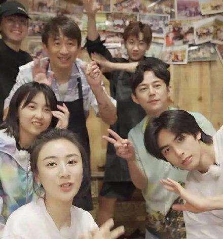 韩红薇娅助阵马云的火锅之约老马被逼吃,竟被辣成表情包