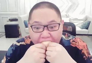 pdd邪魔退散表情包强吻