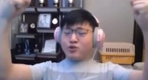 为了给lpl战队找回场子,lol玩家在韩国包下大屏给韩国人上嘴脸