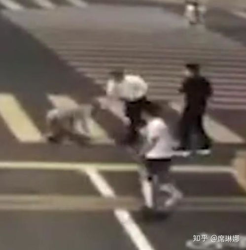 社会哥横行霸道拔刀砍路人,然后被夺刀反杀致死哈哈