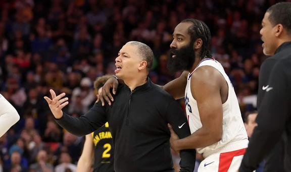 被勾魂了快船主帅实在没忍住,偷偷一瞥成nba新表情包