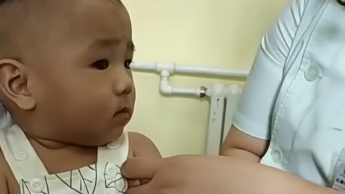 萌娃打针每帧都是表情包,你家娃打针会哭吗我家的打针过于淡定