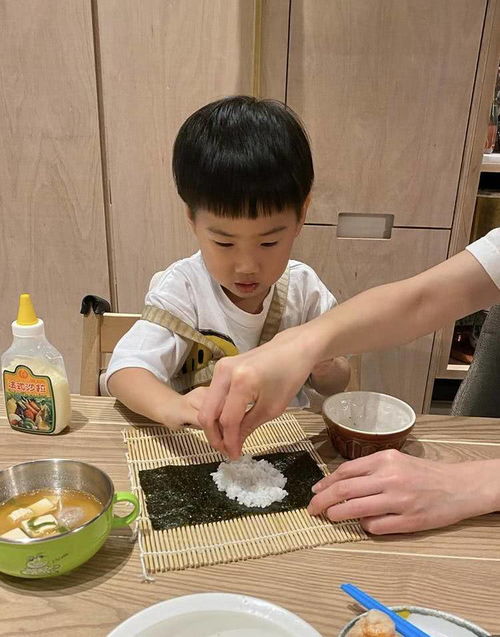 ella小秀厨艺,穿简约白t不似节目中精致,3岁劲宝西瓜头出镜超萌
