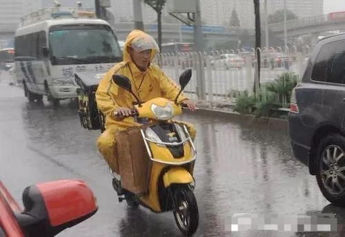 外卖员雨天送餐,不慎滑倒将汤汁撒漏,听到顾客的话愣了